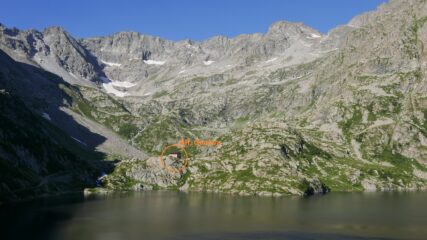 Il rifugio Genova e il lago artificiale del Chiotas in primo piano