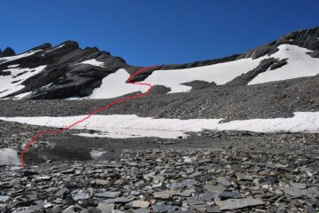 La via di salita all’ultima rampa sotto il colle. Unico punto leggermente critico è il ripido nevaio