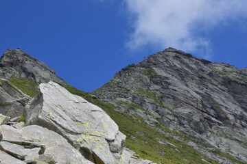 Verso la Bocchetta di Loccia Carneria con la cima sulla destra