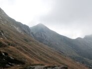 Verso la cima nella foschia