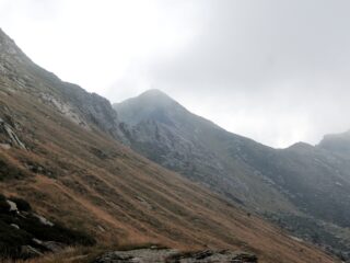 Verso la cima nella foschia