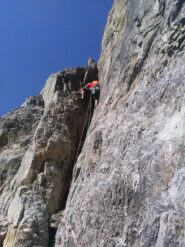 Primo tiro, breve diedro (notare spuntone con cordoni in alto)