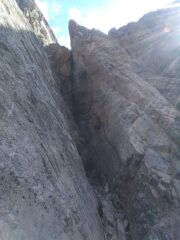 Qua è dove si arriva per rocce facili, e parte il primo tiro (non lì, ma a sinistra del muro grigio a sinistra nella foto, nel diedro)