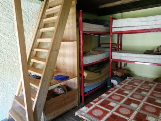 Interno bivacco, sotto.