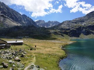 Lago basso e bivacco.