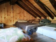 Interno bivacco, sopra.