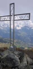 la croce in cima in una giornata non limpidissima