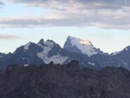 Il sole illumina la maestosa Barre des Ecirins, non molto lontana