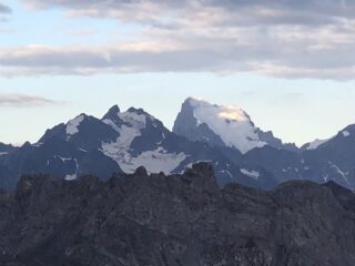 Il sole illumina la maestosa Barre des Ecirins, non molto lontana
