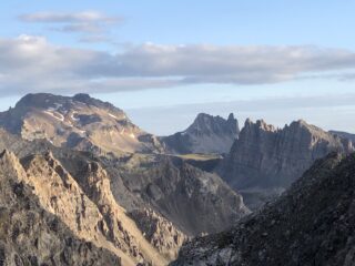 A sx il Thabor, a dx le rocche de Le Grand Seru, al centro le rocche de Le Cheval Noir