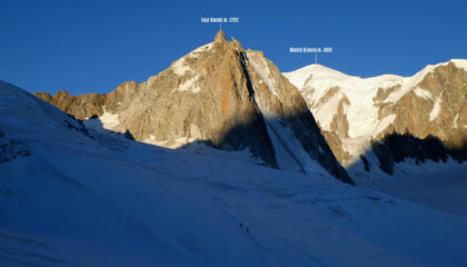 lo spettacolo delle prime luci del sole verso Tour Ronde e Monte Bianco