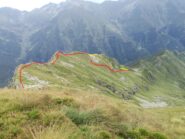 In rosso il percorso che avremmo dovuto seguire (scendere in corrispondenza della giavina e traversare), in giallo (tratteggiato = dietro la dorsale) quello seguito da noi.