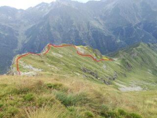 In rosso il percorso che avremmo dovuto seguire (scendere in corrispondenza della giavina e traversare), in giallo (tratteggiato = dietro la dorsale) quello seguito da noi.