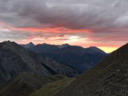 Cielo rosa all'alba con la Rognosa d'Etiache che svetta a sinistra