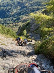 La placca con catena che segna l'inizio della ferrata