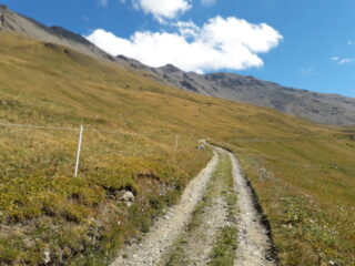 Ometto e sentiero sulla sx