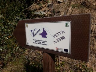Cartelli indicatori verso il Trucco.