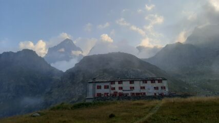 Di ritorno a Pian del Re: il Monviso rispunta dalle nuvole