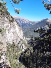 Bel colpo d'occhio dall'uscita della via sulle pareti e verso il Colle della Roussa