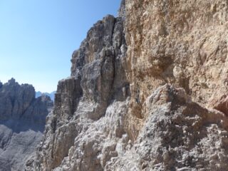 Il tratto che segue Forcella dei Camosci. Si nota sulla sx il cavo di discesa e a dx quello di salita.