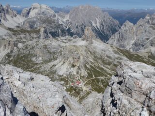 Il Rifugio Locatelli dalla vetta.