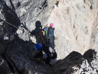 Il tratto impegnativo di discesa sulla Forcella dei Camosci.