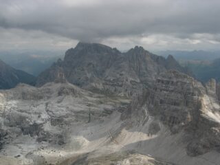 Panorama verso Nord. Si notano sul Paterno e intorno al Rifugio Locatelli i resti di una grandinata.