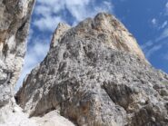 Cima Piccola da poco sotto l'attacco. Si nota l'altra cordata in discesa.