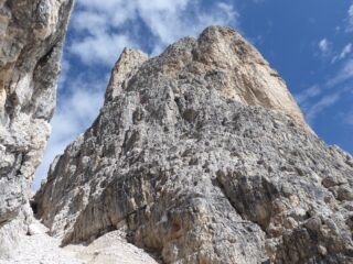 Cima Piccola da poco sotto l'attacco. Si nota l'altra cordata in discesa.