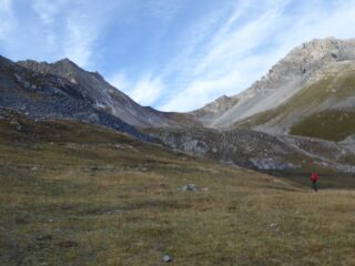 Salendo al Colle Servagno, al centro sullo sfondo.