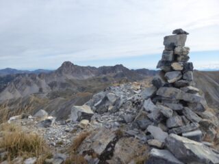 L'ometto di vetta con Rocca La Meja sullo sfondo.