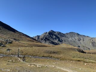 Sentiero che dal tornante porta al colle Vieux