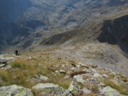 Discesa x la normale con a dx Passo Ciapous e davanti il costone da scavalcare.