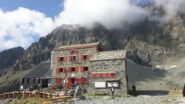 Rifugio Quintino Sella e Monviso già coperto dalle nuvole
