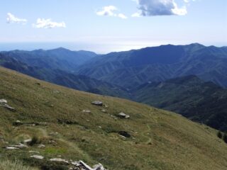 Il sentiero inerbito verso il Passo della Guardia