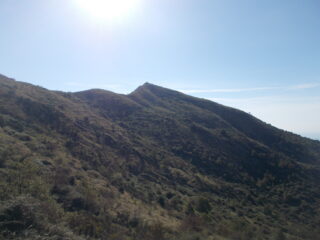 salendo da Castello con al centro alta al fondo la meta..