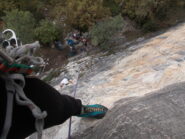 dalla catena di sosta di due scarponi, il bel muro liscio sottostante..