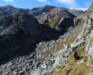 Esile traccia, segnata da bolli rossi, in direzione Alpe Colletto