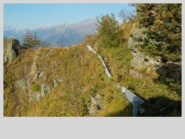 Il curioso tratto di sentiero con guard-rail