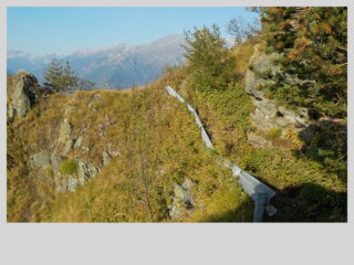 Il curioso tratto di sentiero con guard-rail