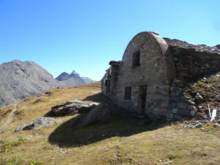 Architettura d'altri tempi e sfondo Punta Foura