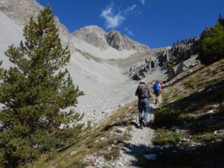 Il sentiero di avvicinamento alla cresta SE