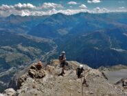 Alle spalle il silenzio, davanti la folla della cima... 