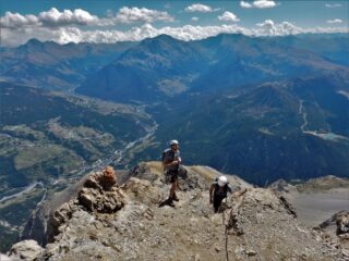 Alle spalle il silenzio, davanti la folla della cima... 