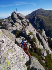 ,tra le roccette si cerca il passaggio migliore