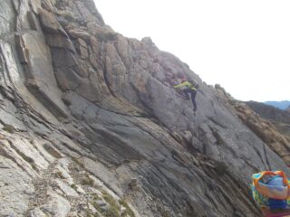 superamento della placca attrezzata con corda  all'inizio della salita a Rocca La Meja