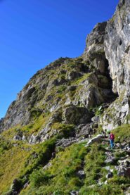 La ripida balza sotto il rifugio Stroppia percorsa dal sentiero militare intagliato nella roccia