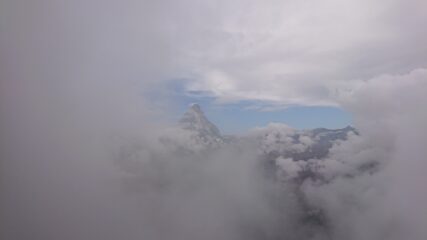 Si intravede il Cervino