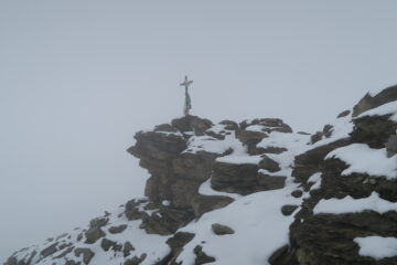 la cima nella nebbia