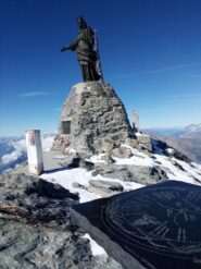 la cima con la statua e la tavola di osservazione